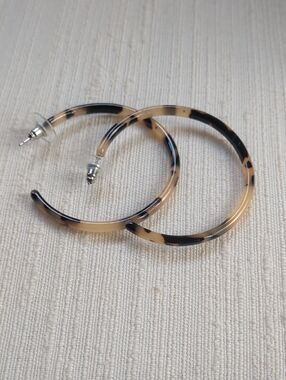 Tortoiseshell Hoop Earrings - Beige and Black Acrylic